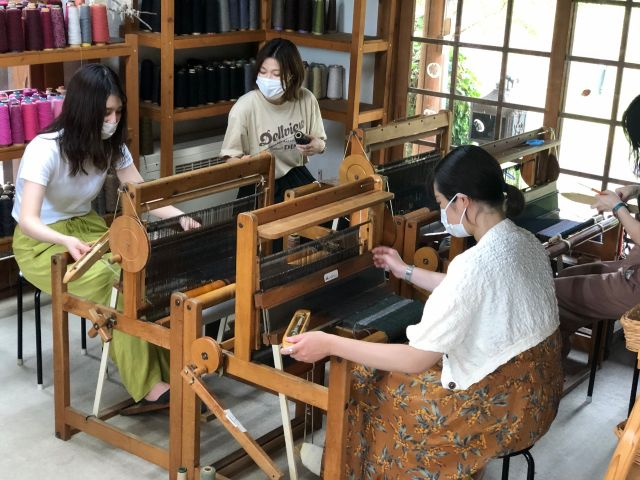 Yufuin Flora House weaving experience