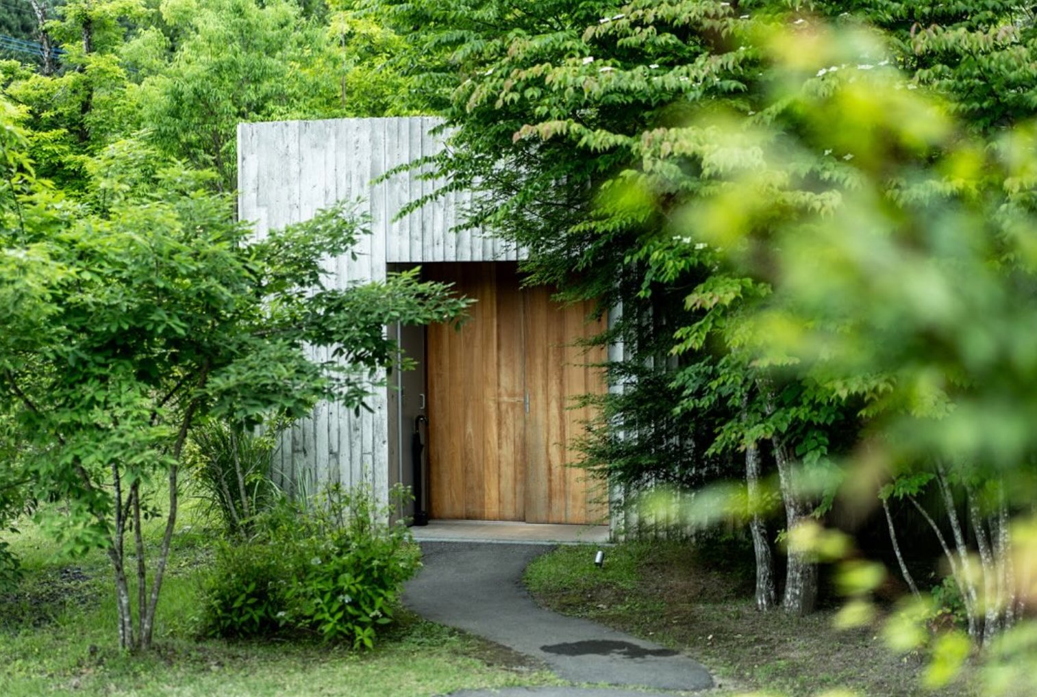 山荘わらび野 forest setting